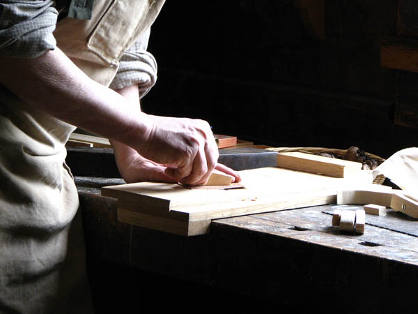 Nacemos de la influencia y formación  heredada en el sector de la <strong>carpintería de madera y ebanistería  en Torremejía.</strong>